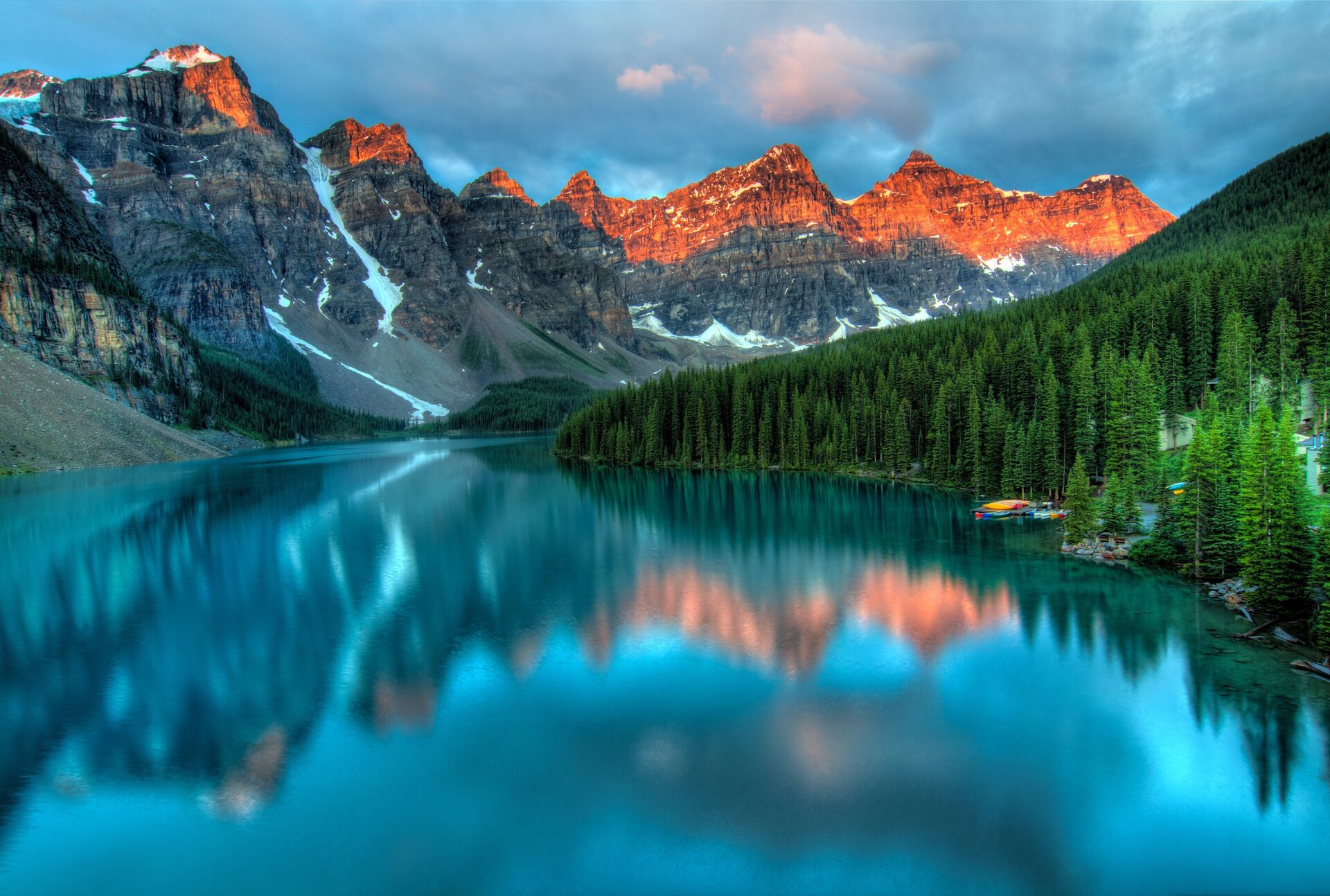 Lac et montagnes dans une lumière calme