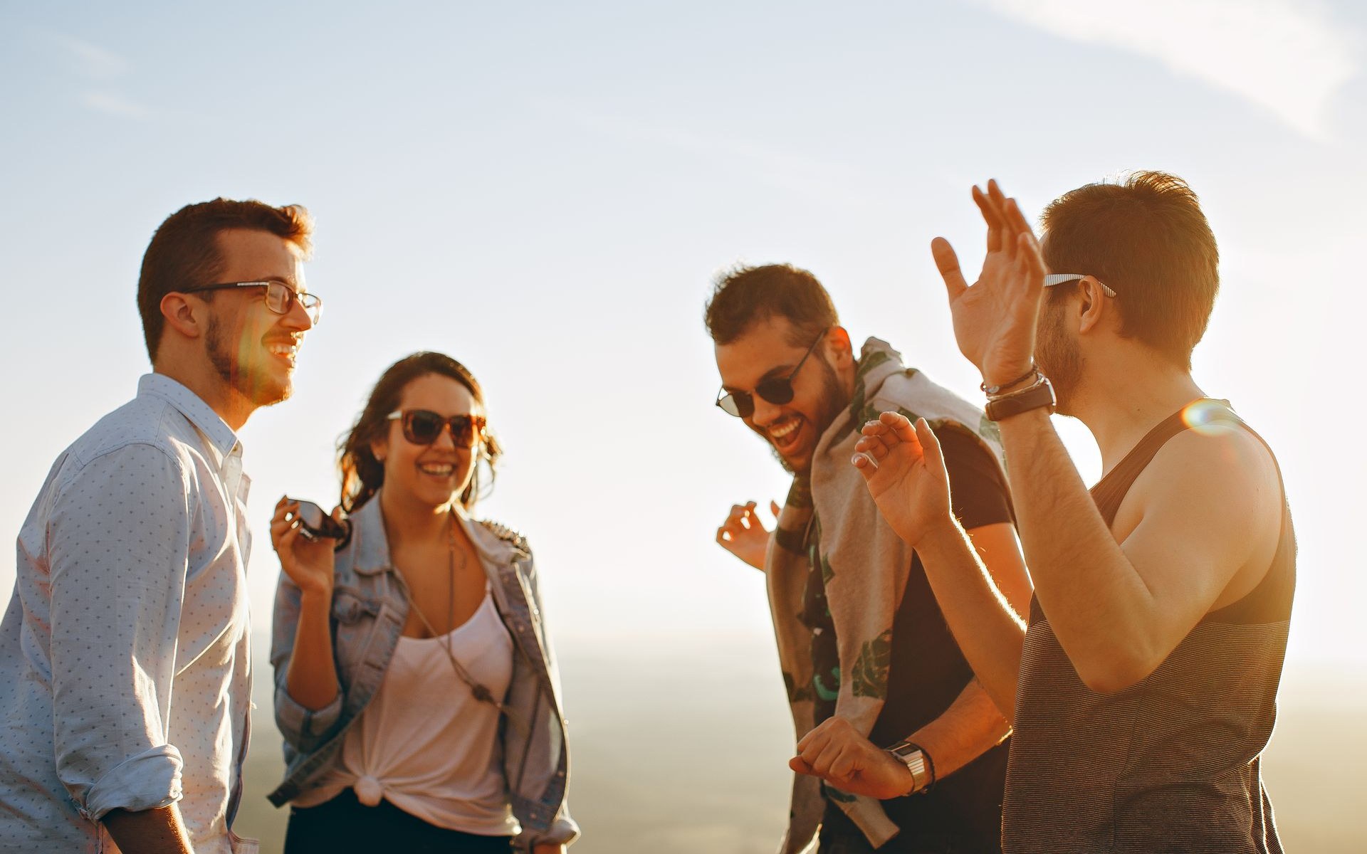 Un groupe d’amis rit ensemble dans la lumière de fin de journée